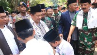 Panglima TNI dan Kapolri bersalaman dengan santri ponpes (Foto: Dok. Polri)