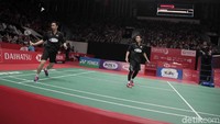 Sementara set kedua ditutup dengan skor 21-17.