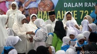 Mereka juga memberikan santunan.