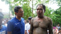 Tudingan soal Sandiwara Uno II berawal dari beredarnya foto di media sosial. Badan bagian depan pria yang disebut korban banjir di Makassar itu tampak dipenuhi lumpur. Namun beredar foto lain yang menunjukkan bagian punggung pria tersebut tak berlumpur (Foto: Timses Prabowo-Sandi)