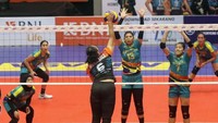 Pertandingan pada set pertama dan kedua, tim putri BNI 46 menang dengan skor 25-14. Pool/Tim Putri BNI 46.