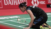 Greysia Poli tersungkur saat mengejar bola di pojok permainan.