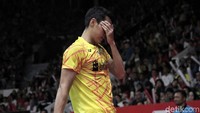 Jonatan Christie menutupi wajahnya.