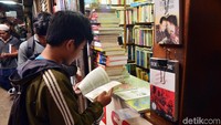 Tak sedikit dari para mahasiswa yang justru mencari buku untuk bahan kuliahnya disini karena lebih lengkap dengan harga yang sangat terjangkau.