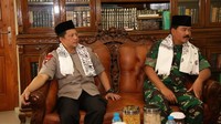 Kapolri dan Panglima TNI sempat silaturahmi bersama pengasuh Ponpes Kempek di kediaman KH Moh Mustofa Aqiel Siroj (Foto: Dok. Polri)