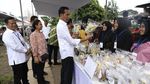Gaya Jokowi Ngecek Produk Dagangan Emak-emak