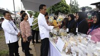 Presiden Joko Widodo (tengah) didampingi Menteri BUMN Rini Soemarno (kedua kiri) dan Dirut PNM Arief Mulyadi (kiri) meninjau pelaksanaan program Membina Ekonomi Keluarga Sejahtera (Mekaar) binaan PT Permodalan Nasional Madani di Jakarta, Sabtu (26/1/2019). Melalui Program Mekaar, Presiden berharap dapat dimanfaatkan untuk meningkatkan usaha mikro skala rumah tangga serta memperbaiki perekonomian nasabah. Puspa Perwitasari/AntaraFOTO