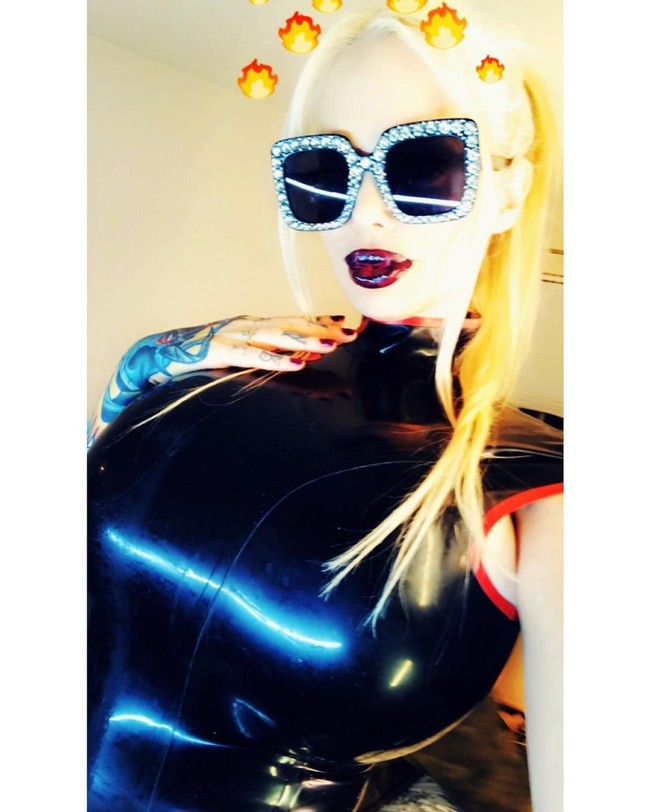 Saya dulu seorang ateis, tapi saya mulai menjadi dewi kematian dan itu terasa lebih nyaman jadi saya mulai menjalankan aliran sesat dan mendirikan geraja setan, pengakuan Sabrina yang menghebohkan. Foto: dok. Instagram (@sabrinasabrokreal)