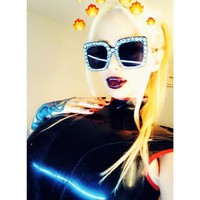 Saya dulu seorang ateis, tapi saya mulai menjadi dewi kematian dan itu terasa lebih nyaman jadi saya mulai menjalankan aliran sesat dan mendirikan geraja setan, pengakuan Sabrina yang menghebohkan. Foto: dok. Instagram (@sabrinasabrokreal)