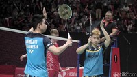 Kevin/Marcus melambaikan tangan kepada penonton seusai pertandingan.