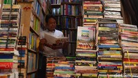 Toko buku di kawasan ini menawarkan harga yang relatif terjangkau sangat cocok untuk para mahasiswa dan pelajar.