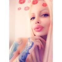 Sabrina mengaku bahwa dulu dia orang yang religius. Namun dia mengatakan bahwa ada sesuatu di dalam dirinya yang mengubah keimanannya. Foto: dok. Instagram (@sabrinasabrokreal)