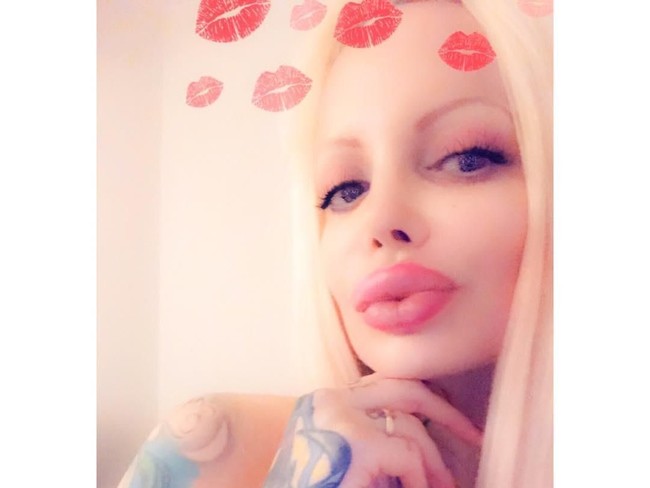 Sabrina mengaku bahwa dulu dia orang yang religius. Namun dia mengatakan bahwa ada sesuatu di dalam dirinya yang mengubah keimanannya. Foto: dok. Instagram (@sabrinasabrokreal)