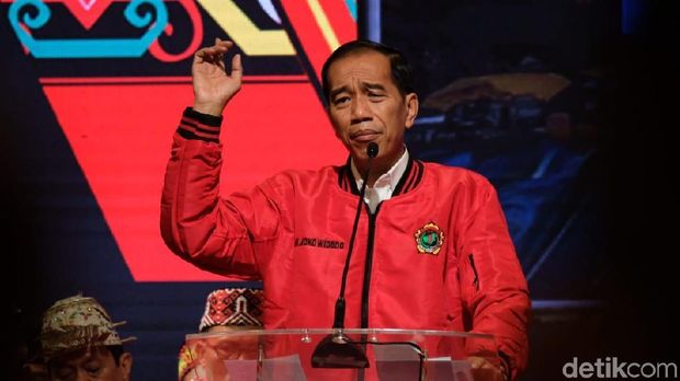 Jokowi Dapat Dukungan dari Majelis Adat Dayak Nasional / 