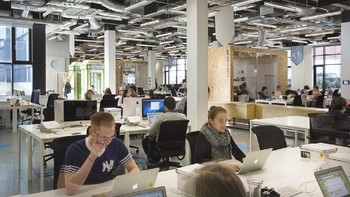 Ruang kerja terbuka para karyawan Airbnb. Foto: istimewa