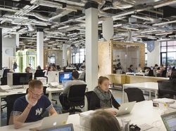 Mengintip Kantor Keren Airbnb yang Bekas Gudang