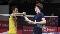 Jonatan menyalami Anders Antonsen.