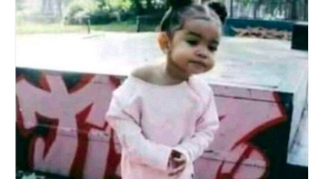 Fans Chelsea mencari para fans Arsenal yang mungkin sedang sembunyi. Foto: istimewa