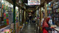 Sekitar 20 toko buku dan 200 kios buku yang terdapat di pasar ini dulunya berlokasi di kawasan Cikapundung, namun untuk tujuan pembangunan Pemda Bandung memindahkan pasar buku ke Jalan Palassari pada tahun 1980.