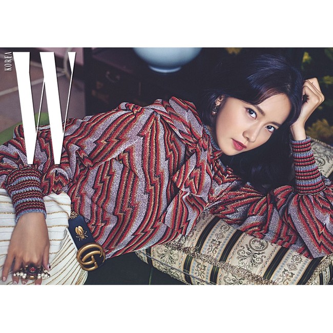 Yoona bahkan tidak memiliki memori sedikit pun tentang ibunya. Kabarnya, ibu Yoona meninggalkan keluarga dan melantarkan anak-anaknya. Foto: dok. Instagram (@yoona__lim)