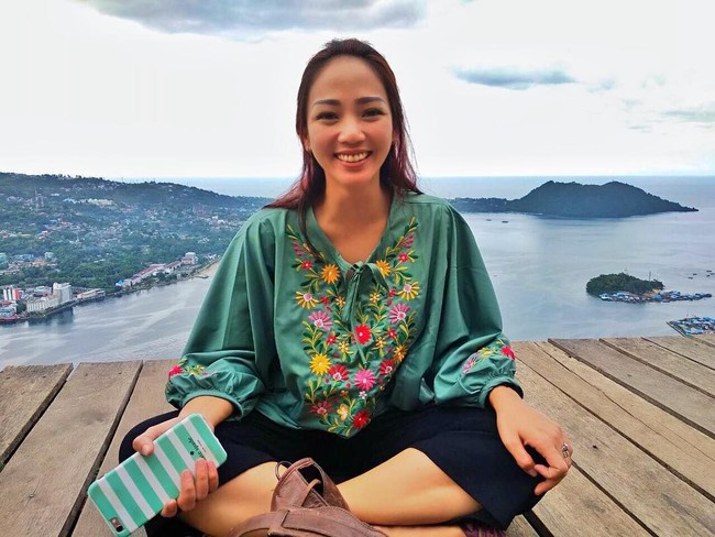 Dari foto-fotonya di Instagram tampak Anisha suka dengan travelling. Seperti di foto ini, Anisha tengah berlibur ke Jayapura. Foto: dok. Instagram (@anishadasuki)