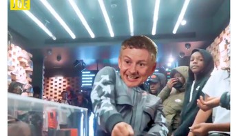 Ole Gunnar Solskjaer pun tak henti berdansa. Foto: istimewa