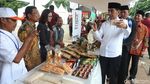 Gaya Jokowi Ngevlog di Rumah Kreatif BUMN