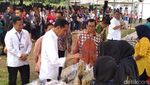 Gaya Jokowi Ngecek Produk Dagangan Emak-emak