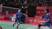 Di set kedua, mereka terus menggeber dan penutup pertandingan dengan skor 21-11.