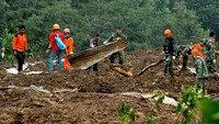 Petugas gabungan mencari korban yang tertimbun tanah longsor di Kecamatan Manuju, Kabupaten Gowa, Sulawesi Selatan, Jumat (25/1/2019). ANTARA FOTO/Abriawan Abhe.