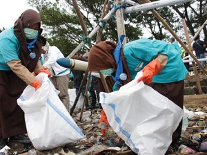 Pertamina dan Warga Bersihkan Sampah di Pesisir Cempae Parepare