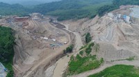 Sebagai salah satu 65 bendungan baru yang dibangun Kementerian PUPR, Pembangunan Bendungan Cipanas yang terletak di Kabupaten Sumedang dan Indramayu Jawa Barat ini telah mencapai progress pekerjaan 11,92 % pada minggu ke-3 bulan Januari 2019. Bendungan tersebut memiliki volume timbunan sebesar 3,081 juta m3 dengan kapasitas tampungan air sebesar 250,81 juta meter kubik. Pool/PT Wijaya Karya.
