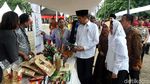 Gaya Jokowi Ngevlog di Rumah Kreatif BUMN