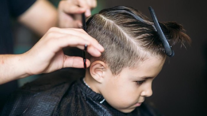 ilustrasi anak potong rambut