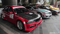Namun dalam sebuah komunitas Bimmer Benz Indonesia (BBI), perselisihan tersebut seakan luntur. Kedua merek dengan kedua pemiliknya sangatlah akur dalam sebuah komunitas yang informal tersebut.