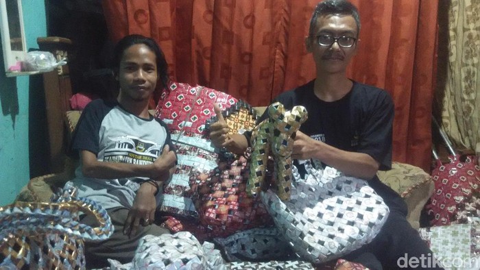 Semangat Berkarya Dua Sahabat Difabel Asal Bandung Barat