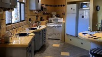 Kastil ini terbuat dari baja, beton, cinder block dan kaca. Foto: Dok. CNBC Make It/Jake Rasmuson, Bishop Real Estate