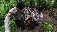 Tim SAR Polri mengangkat jenazah salah seorang korban tanah longsor di Desa Pattilasang, Kecamatan Manuju, Gowa, Sulawesi Selatan, Jumat (25/1/2019). ANTARA FOTO/Yusran Uccang.