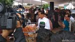 Gaya Jokowi Ngecek Produk Dagangan Emak-emak