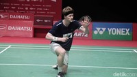 Anders Antonsen menyelesaikan set kedua dengan skor 21-16.