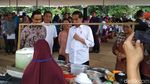 Gaya Jokowi Ngecek Produk Dagangan Emak-emak