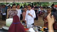 Presiden Jokowi didampingi Menteri BUMN Rini Soemarno, Seskab Pramono Anung, Gubernur DKI Jakarta Anies Baswedan, dan Ketua DPRD DKI Jakarta.