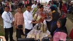 Gaya Jokowi Ngecek Produk Dagangan Emak-emak