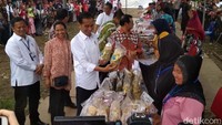 Presiden Jokowi meninjau stand emak-emak UMKM Mekaar binaan PT PNM (Persero).
