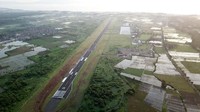 Manajer Proyek Rahmad Erwan Pramudya mengatakan bahwa saat ini timnya tengah fokus pada pelebaran runway, serta menindaklanjuti adanya kemungkinan penambahan pekerjaan perpanjangan runway ke arah laut. Pool/PT Wijaya Karya.