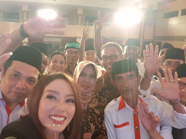 Memandu acara debat pun sudah pernah dilakukan Anisha. Sebelumnya, ia pernah menjadi moderator dalam debat pemilihan  bupati di Sulawesi dan gubernur di Jawa Timur pada 2018 silam. Foto: dok. Instagram (@anishadasuki)