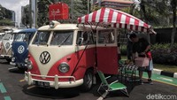 Mobil klasik dari VW ini enak buat bersantai sepertinya.