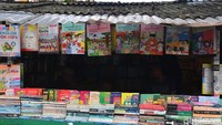 Hampir semua pedagang buku di Pasar Palasari ini member diskon sebesar 15–30% untuk setiap buku yang mereka jajakan.
