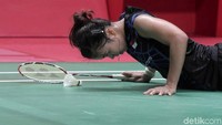 Greysia Poli mencoba bangkit usai jatuh saat berusaha menggapai bola.