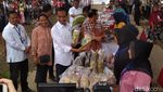 Gaya Jokowi Ngecek Produk Dagangan Emak-emak